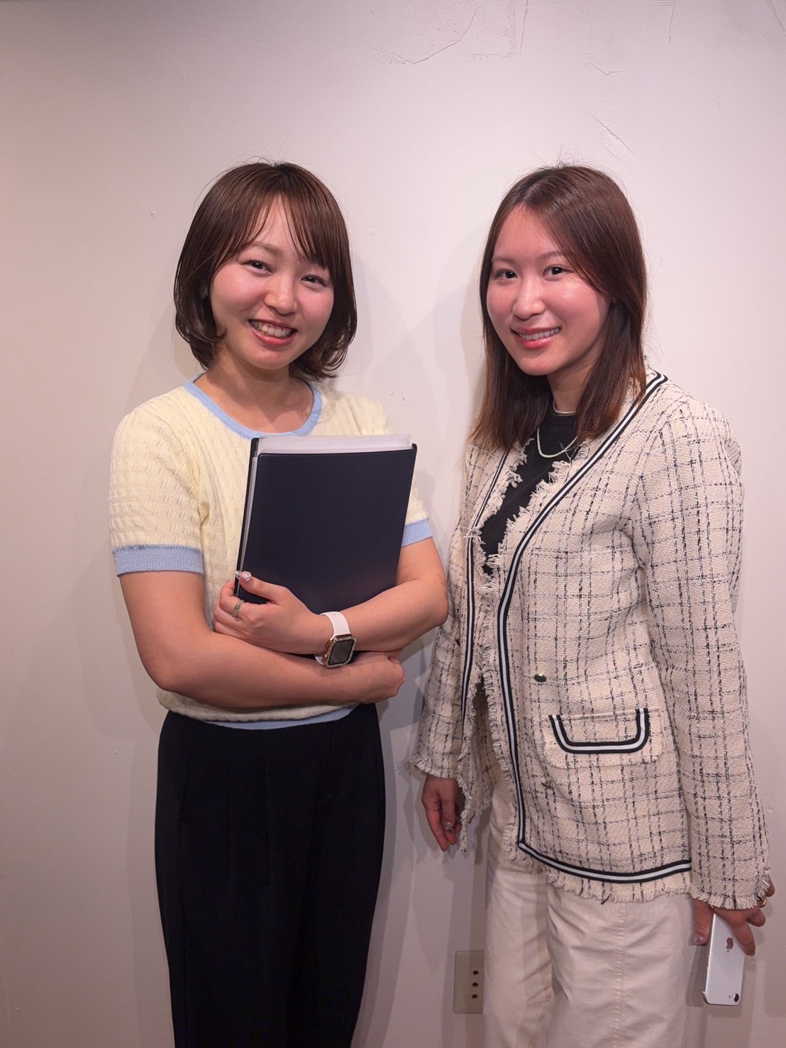 図面を確認する女性の施工管理スタッフ